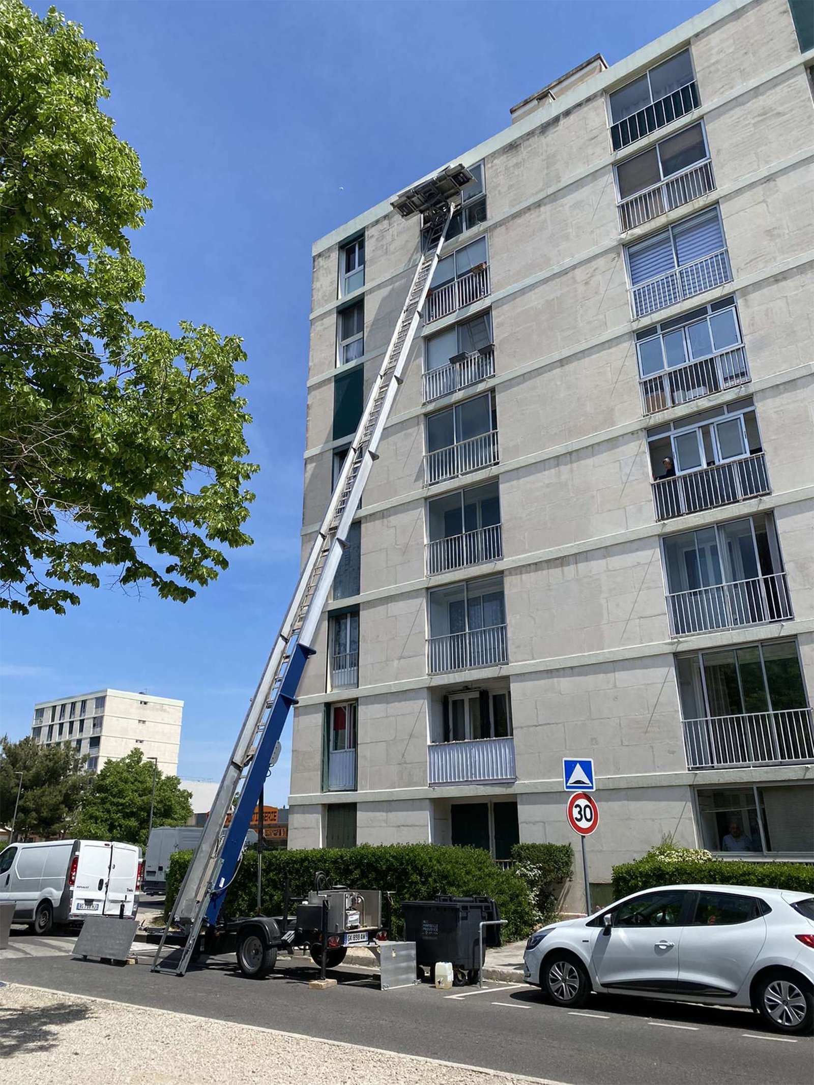 Monte-meuble en action à Avignon pour un déménagement en hauteur