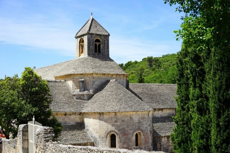 Église historique en pierre entourée de verdure à Avignon